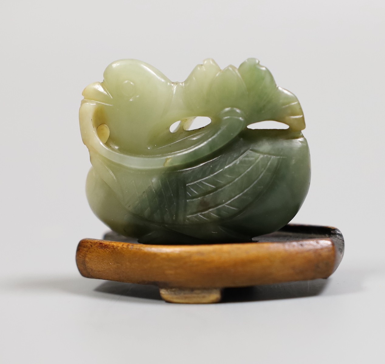 A Chinese carved jade figure of a duck, with stand. 5cm long